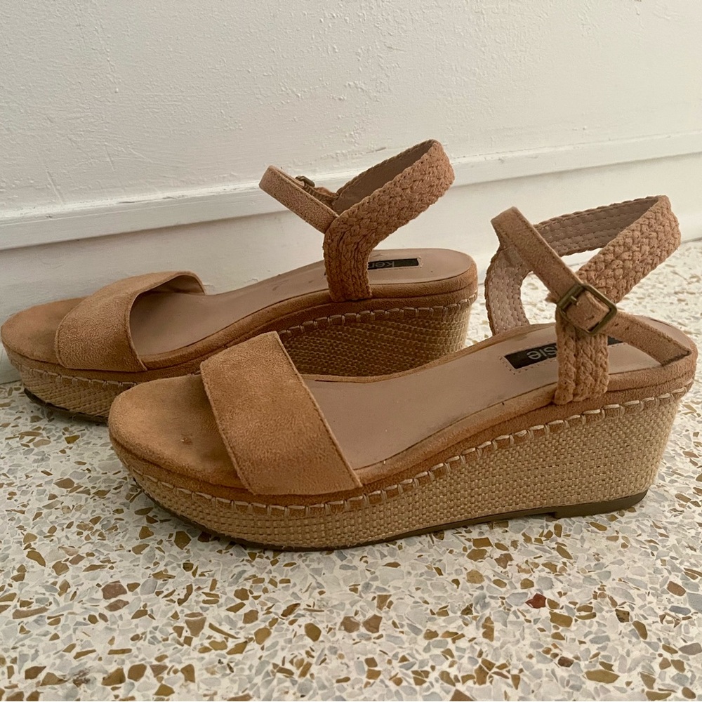 KENZIE WOMAN’S TAN WEDGE SANDALS SIZE 7